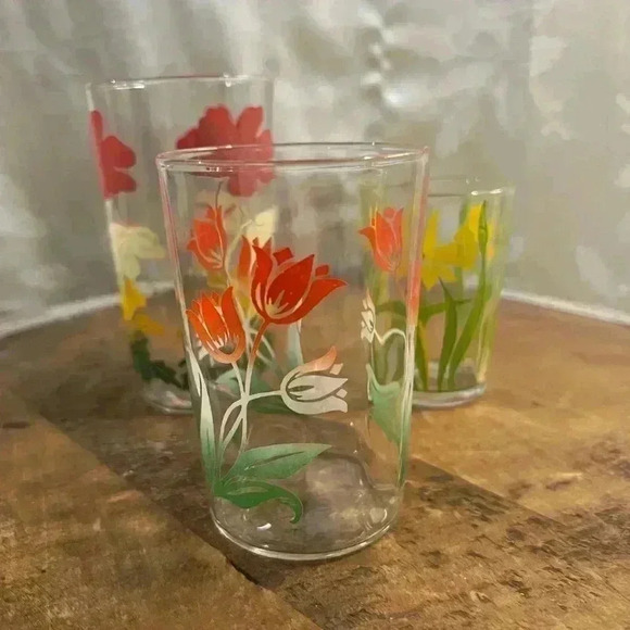 Vintage Set of 3 Mismatched Floral  Drinking Glasses - Picture 3 of 3